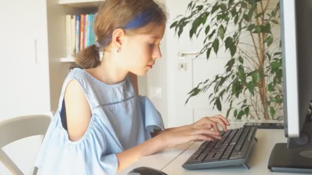 自宅でコンピュータで作業している小さな女の子. — ストック動画
