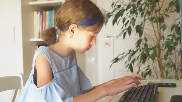 Niña trabajando en la computadora en casa . — Vídeo de stock