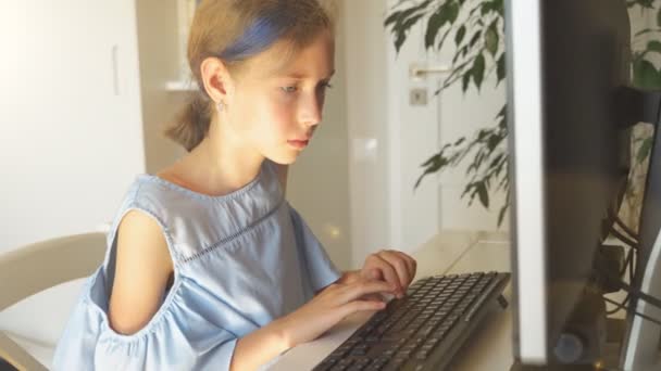 Το κοριτσάκι που δουλεύει στον υπολογιστή στο σπίτι. — Αρχείο Βίντεο