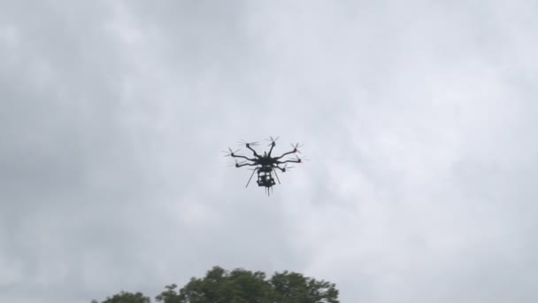 Duży komercyjny dron latający na niebie. — Wideo stockowe