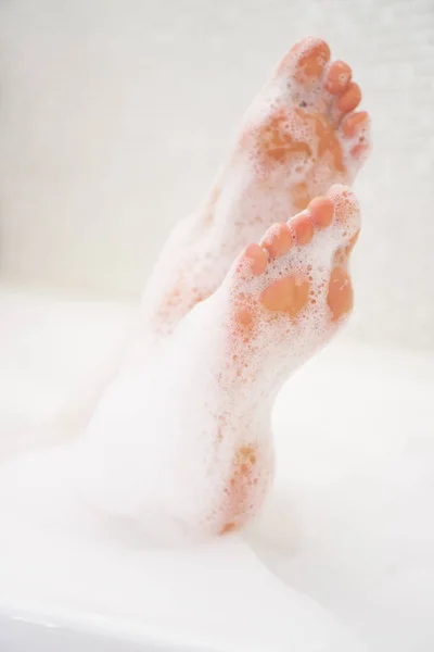 Kadın bacaklar banyo süt ile. Spa uygulamaları için Cilt Bakımı. — Stok fotoğraf