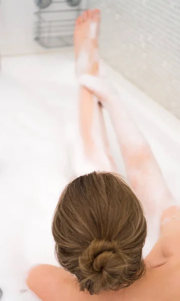 Frau entspannt sich in Badewanne. Rückansicht. — Stockfoto