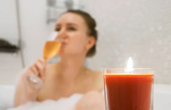 Woman with glass of wine is relaxing in bathtub. — 스톡 사진