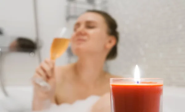 Woman with glass of wine is relaxing in bathtub. — Stock Photo, Image
