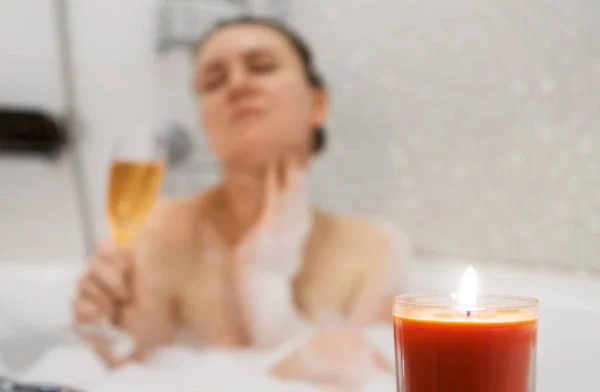 Mujer con copa de vino se relaja en la bañera . — Foto de Stock