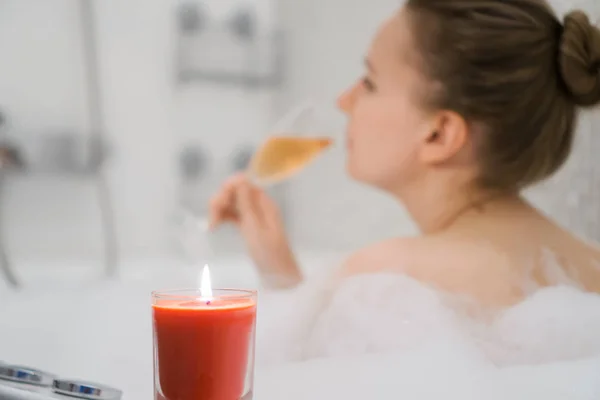 Donna con bicchiere di vino è rilassante nella vasca da bagno . — Foto Stock