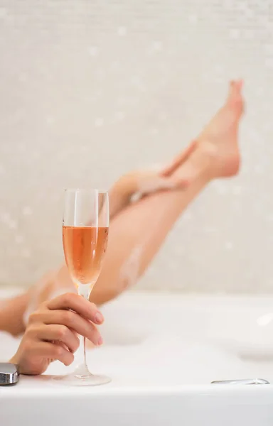 Vrouw met glas wijn is ontspannen in bad. Ruimte voor tekst. — Stockfoto