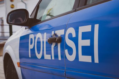 Estonya polis arabası sokakta. Yakın çekim görünüm.