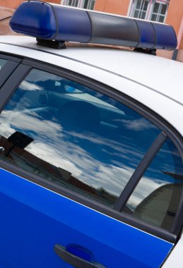 Sokakta açık çubuklu polis arabası. Yakın çekim görünüm.