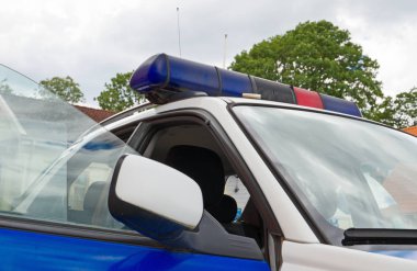 Sokakta açık çubuklu polis arabası. Yakın çekim görünüm.