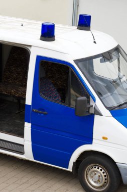 Sokakta hafif barlar ile polis minibüsü.
