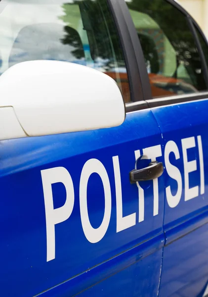 Estnischen Polizeiwagen auf der Straße. Nahaufnahme. — Stockfoto