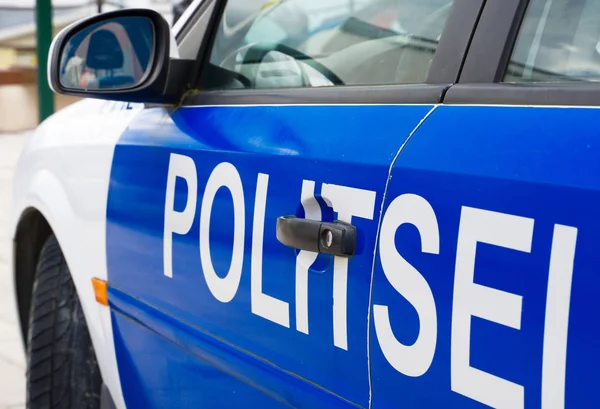 Estnischen Polizeiwagen auf der Straße. Nahaufnahme. — Stockfoto