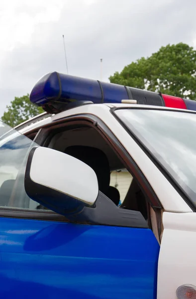 Auto della polizia con barre luminose sulla strada. Vista da vicino . — Foto Stock