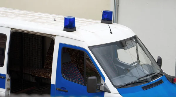 Polizeiwagen mit Lichtschranken auf der Straße. — Stockfoto