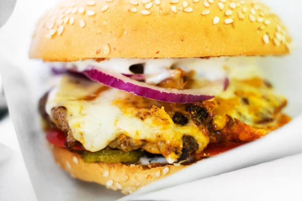 Comida rápida. Um hambúrguer suculento acabado de cozinhar . — Fotografia de Stock