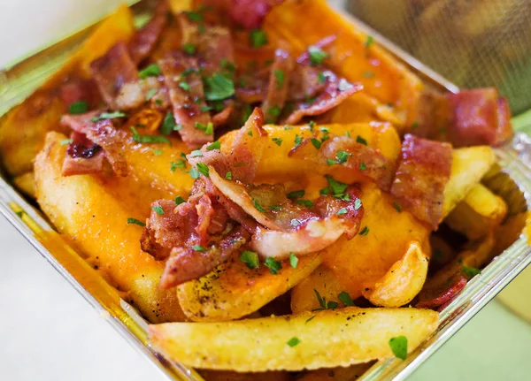 Comida rápida. Batatas fritas com bacon . — Fotografia de Stock