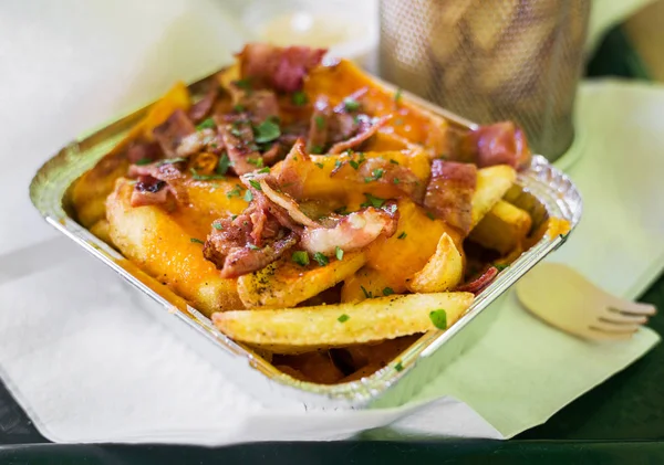 Comida rápida. Batatas fritas com bacon . — Fotografia de Stock