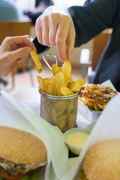 Comida rápida. Família comer batatas fritas no restaurante . — Fotografia de Stock