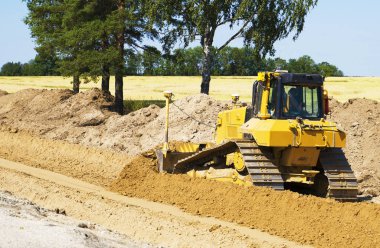 Hidrolik Buldozer yol yapımında çalışıyor.