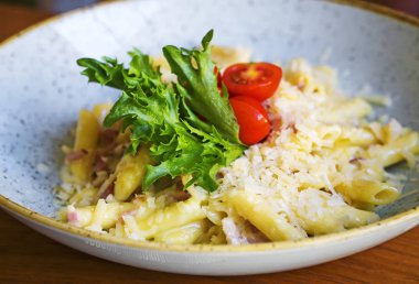 Makarna Carbonara. Spagetti pastırma ve parmesan peyniri ile.