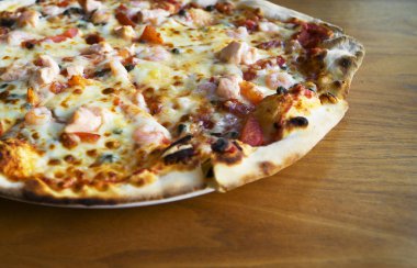 Deniz ürünleriyle pizza. Mozzarella, ton balığı ve karides.