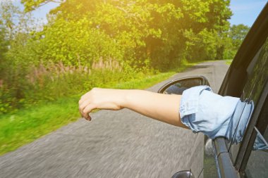 Araba camında kadın eli. Yaz tatili konsepti.