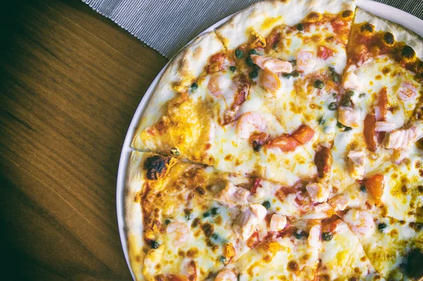 Deniz ürünleriyle pizza. Mozzarella, ton balığı ve karides.