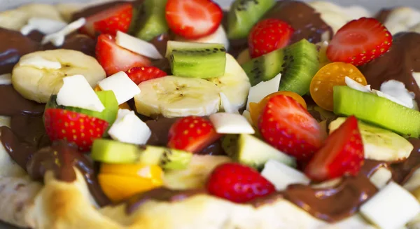 Söt pizza gjord av frukt och choklad spridning. — Stockfoto