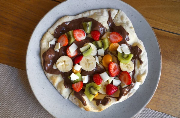Pizza doce feita de frutas e propagação de chocolate . — Fotografia de Stock