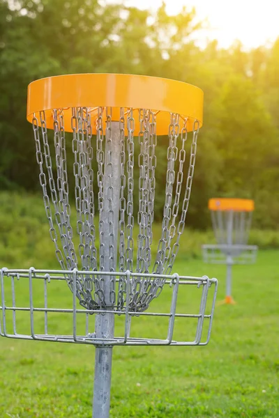 Panier de golf à disque dans le parc . — Photo