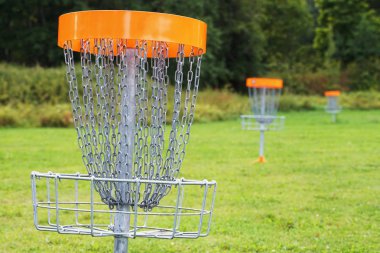 Parkta Disk golf sepeti.