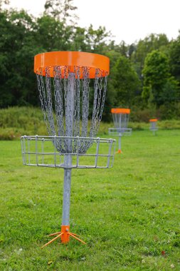 Parkta Disk golf sepeti.