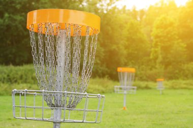 Parkta Disk golf sepeti.