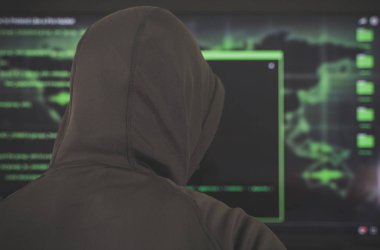 Siyah kapüşonlu hacker. Hacking ve internet güvenliği kavramı.