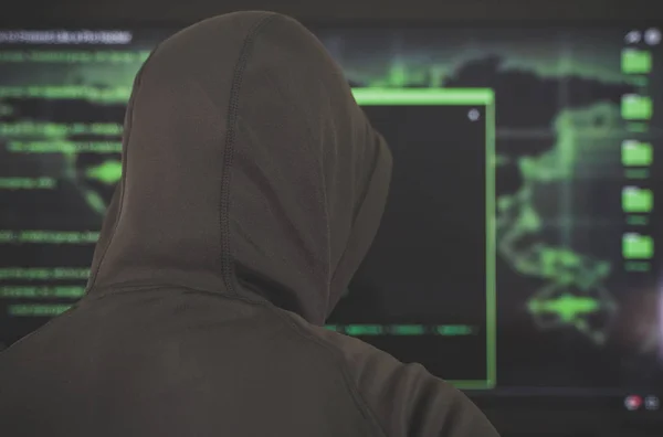 Hacker con capucha negra. Hacking y concepto de seguridad en Internet . —  Fotos de Stock