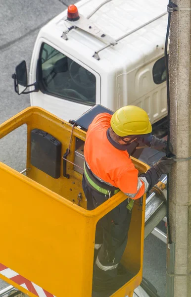 Eletricista trabalhando na cesta de guindaste móvel . — Fotografia de Stock