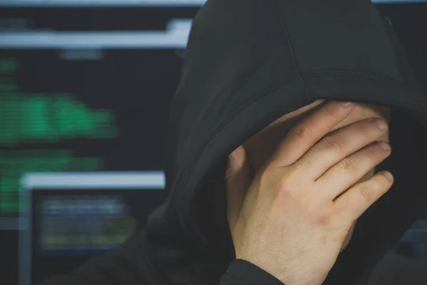 Хакер скрывает свое лицо. Концепция взлома и интернет-безопасности . — стоковое фото