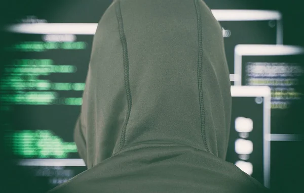 Hacker in schwarzem Kapuzenpulli. Hacking und Internet-Sicherheitskonzept. — Stockfoto
