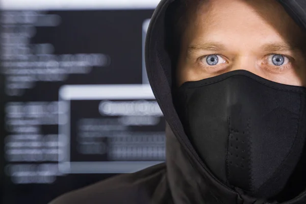 Hacker mit schwarzer Maske. Hacking und Internet-Sicherheitskonzept. — Stockfoto