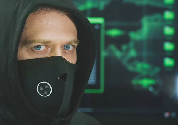 Hacker mit schwarzer Maske. Hacking und Internet-Sicherheitskonzept. — Stockfoto
