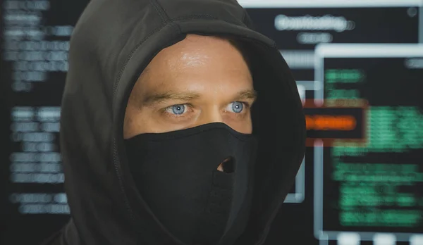 Hacker mit schwarzer Maske. Hacking und Internet-Sicherheitskonzept. — Stockfoto