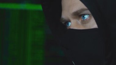 Siyah maskeli hacker. Hacking ve internet güvenliği kavramı.