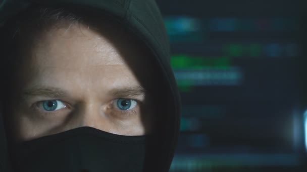 黒いマスクのハッカーハッキングとインターネットセキュリティの概念 — ストック動画