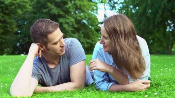 Hombre Mujer Hablando Parque Verano — Vídeo de stock