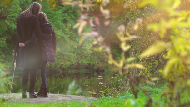 Woman Her Daughter Standing Pond — ストック動画