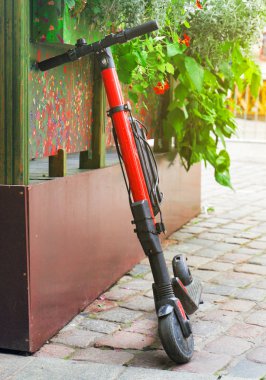 Yazın sokakta elektrikli scooter..