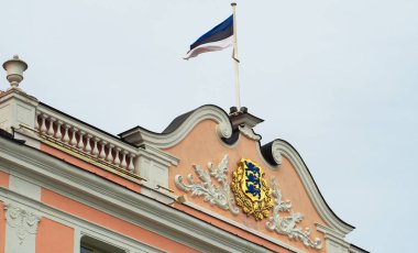 Estonya Parlamento Binası. Toompea kalesi. Yakın çekim görünümü.