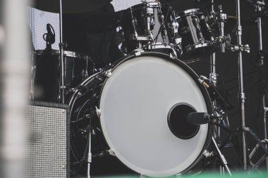 Rock konseri. Davulcu sahnede..