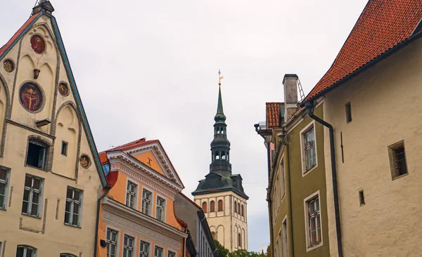 View of the old Tallinn streets and the St. Nicholas Church. — Stock Photo, Image